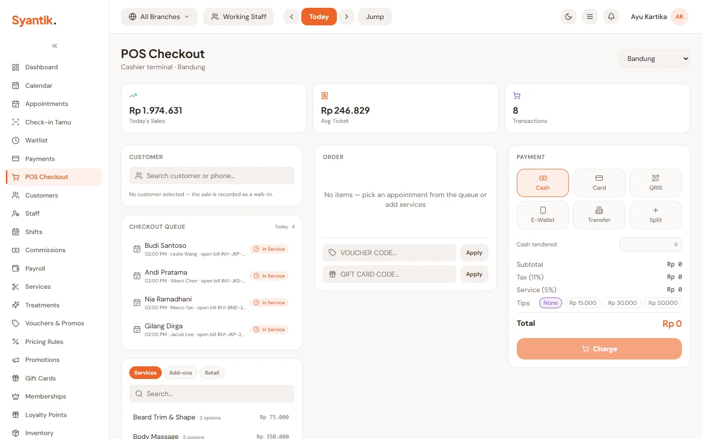 Kasir (POS) Syantik: penjualan hari ini, antrean checkout dari appointment, pencarian pelanggan, kode voucher, dan pilihan pembayaran tunai, kartu, QRIS, e-wallet, transfer, atau split.